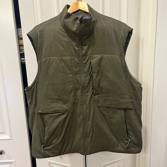 Lululemon Insulated Hiking Vest in olive green - Picture 2 of 8